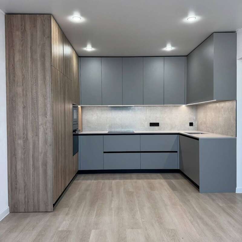 Светлая кухня FurniFlex в Новой Боровой